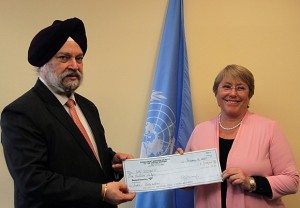Dr. Michele Bachelet, Under Secretary General and Executive Director of UN Women, receives a check for $1 million from Ambassador Hardeep Singh Puri, Permanent Representative of India to the United Nations.