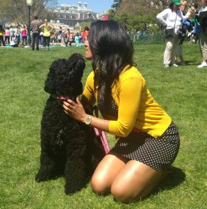 Nina Davuluri gets a kiss from Sunny Obama (courtesy of @MissAmerica's Twitter account)