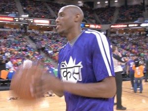 Kings player Travis Outlaw warming up before the game, in a Hindi-emblazoned t-shirt