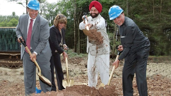 Subash Chandra (right) and Sant Chatwal (second right) at the groundbreaking ceremony for the yoga  retreat on June 21. Photo via www.zliving.com/