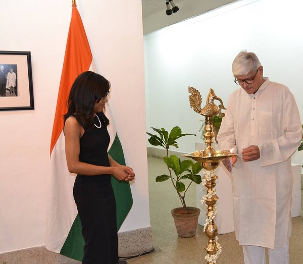 Dr. Gopalakrishna Gandhi inaugurating the "Kindred Nations" exhibition. Also seen is  Ariel Pollock, Public Affairs Officer at Consulate General of the United States. Photo credit: Consulate General of the United States, Chennai