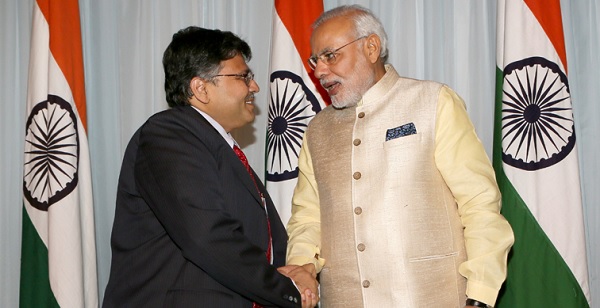 Pranav Desai with Prime Minister Narendra Modi. Photo via voiceofsap.com