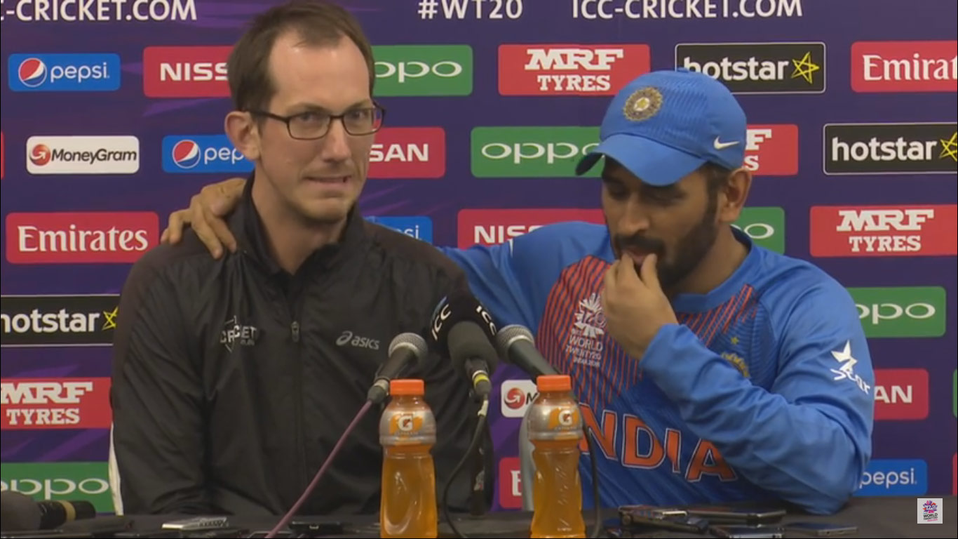 Dhoni-with-journalist