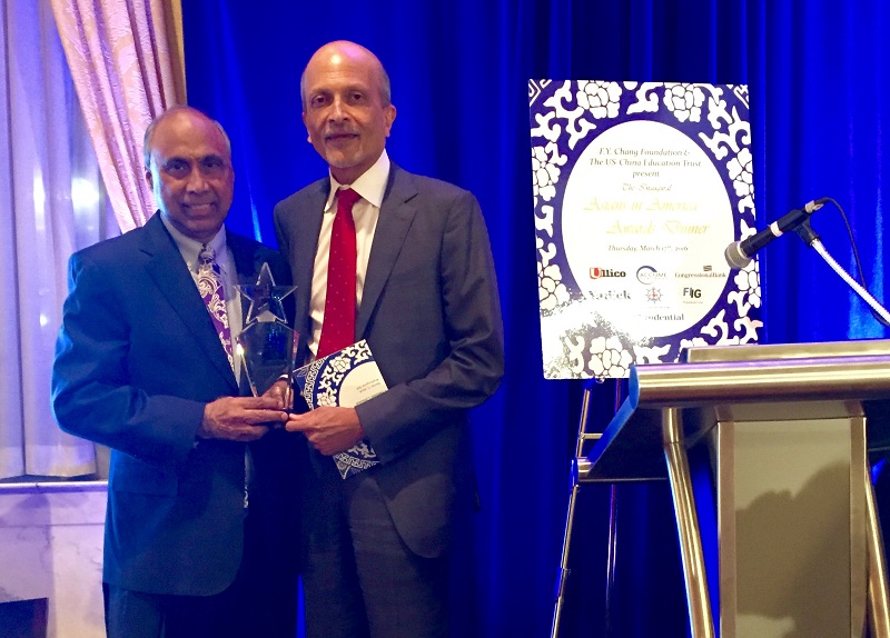 Indiaspora founder MR Rangaswami (right) receiving the Asians in America award from Frank Islam.