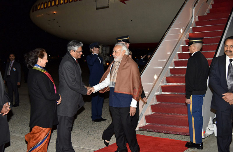 PM-Modi-received-in-airport