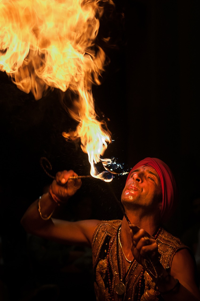 fire-eaters-634585_1280