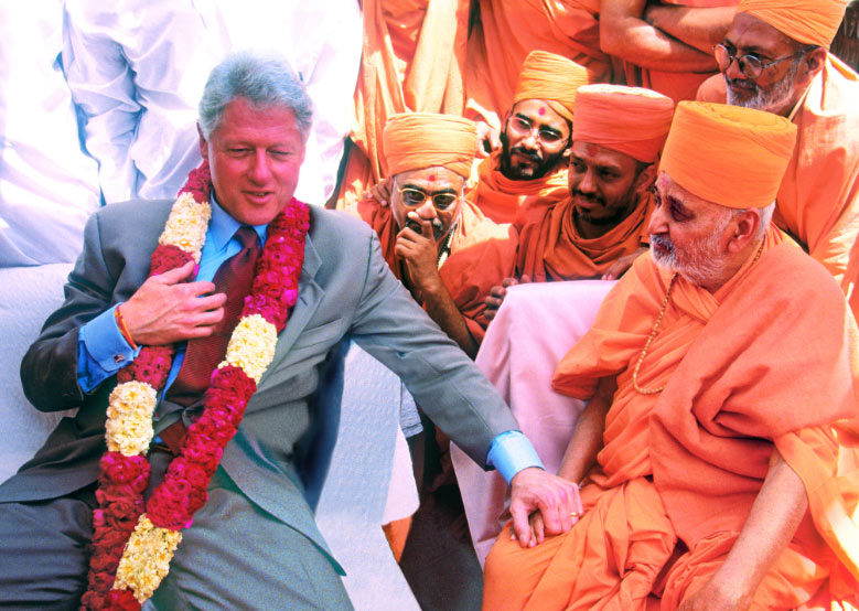 Clinton-with-Pramukh-Swami-Maharaj