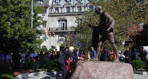 Ambassador Navtej Sarna paying floral tributes to the Mahatma Gandhi Statue in front of the Embassy on Monday, October 2, 2017
