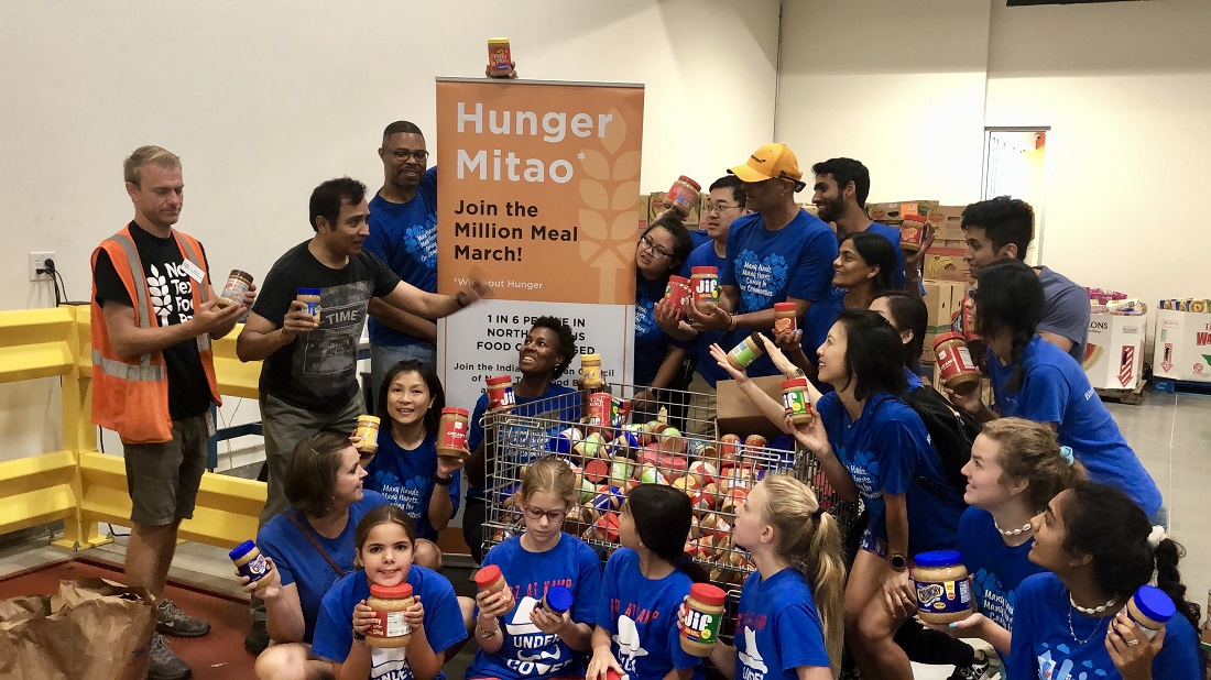 Raj Asava with volunteers and participants of the Hunger Mitao program.